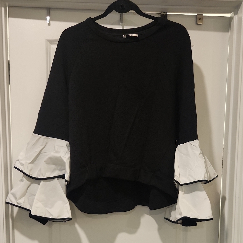 Chic Dixie Black and White Ruffle Sleeve Sweatshirt Size M!